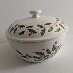 Lenox HOLIDAY Small Covered Casserole Dish. Great Condition